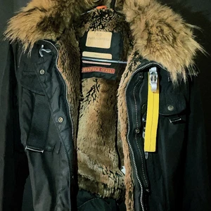 Parajumper Denali - Parajumper Denali jacka i storlek S, färg svart. Nypris 9999:-