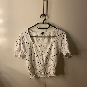 Vit tröja  - Har rensat min garderob och behöver göra mig bort med kläder. Säljer inte under 45kr och frakt ingår inte🚚📦 du får bestämma priset på plagget själv💕