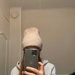 Beige mössa  - Aldrig använd, den är från åhlens 💗