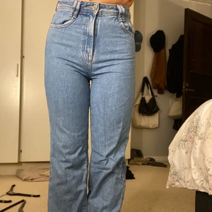 zara jeans - zara jeans i storlek 36. superfin blå färg och långa ben som passar långa och korta ben. lägger sig fint på skorna!