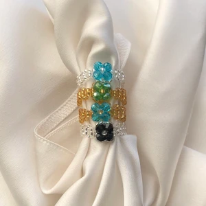 Ringar - Helt magiska ringar! Dessa ringarna är handgjorda utav mig och kommer i antingen silver eller guld. Ringarna är så vackra och perfekt som accessoar till sina outfits! De finns i storlekarna 16-20mm. Önskar du en annan storlek kontakta mig! Frakt tillkommer på 13kr ✨