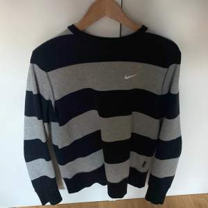Nike sweatshirt i bra skick, köparen står för frakt 