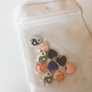 Yin och Yang hjärtan berlocker - Hjärt berlocker, olika färger 4 kr styck