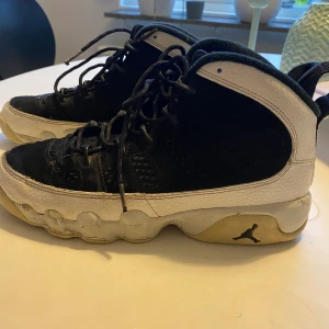 Jordans - Svart och vita jordans i okej skick