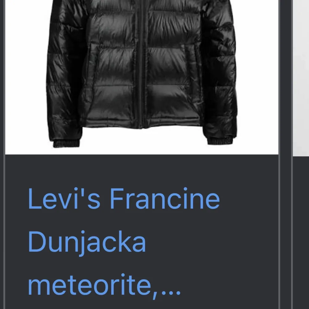 Säljer min glansiga Levis jacka som är helt oanvänd eftersom den inte kommer till användning.☺️. Jackor.
