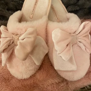 Victorias secret tofflor  - Fluffiga tofflor från victorias secret 💕 köpta i London. Storlek ”S”. Jag har storlek 38 och är precis för små för mig. Passar 37 och under!