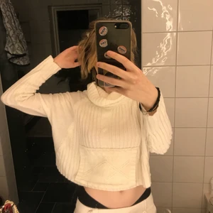 Stickad top - Säljer denna fina stickade korta top med fickor och krage💕 väldigt bekväm och värmande!! Storlek xs/s 