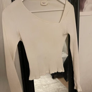Topp - En söt vit topp från Gina Tricot