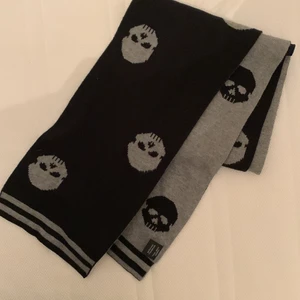 Skull scarf - Jättemysig, bra material, cool och är i en bra längd. Den är i väldigt bra skick. Jag säljer pga att det inte längre är min stil🤎 skriv för mer frågor! pris går att diskutera 