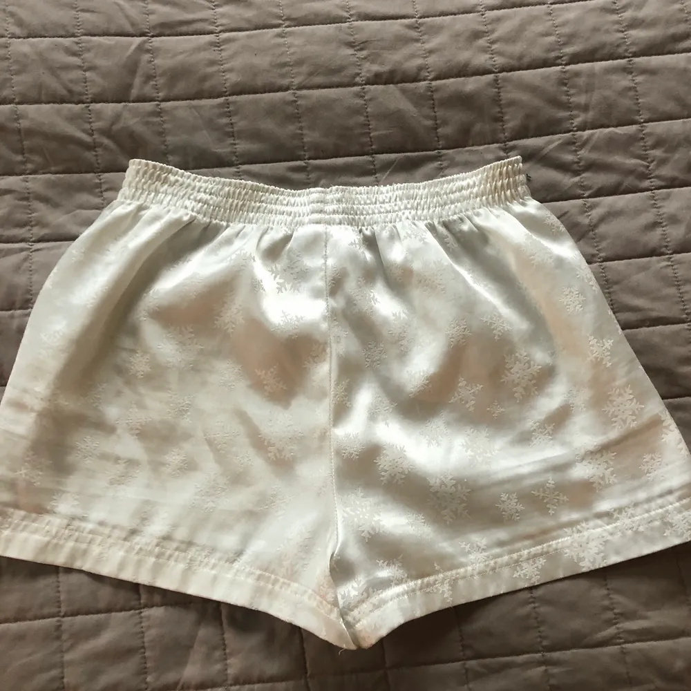 Sååå söta shorts av fake silke med små snöflingor på!! Aldrig använda då de är för små för mig. Står barnstorlek 146/152 men skulle tro att de passar en xs eller s☠️❄️❤️. Shorts.