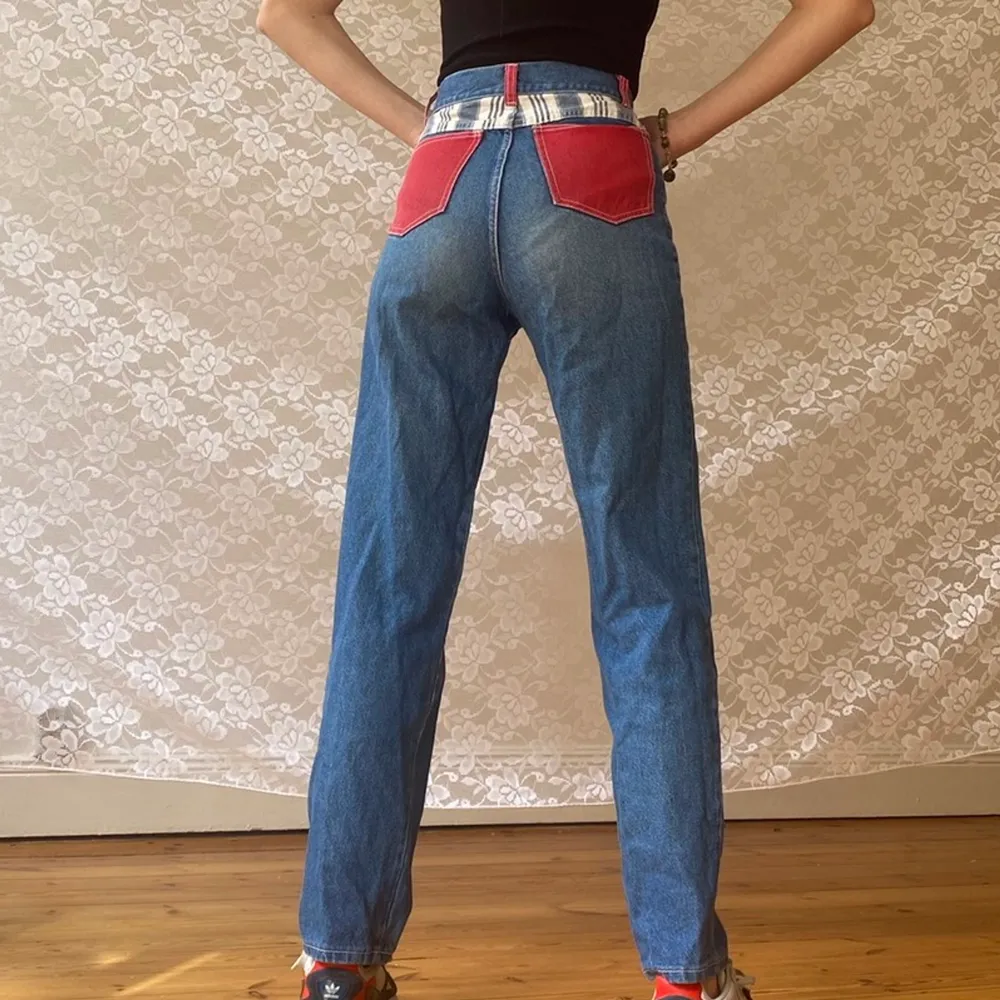 Jeans inköpta på Beyond Retro med fina röda detaljer. Ganska slitna o därav billigt pris! 🧡. Jeans & Byxor.