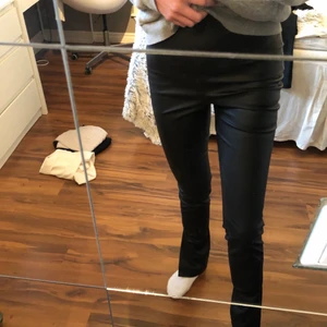 läder byxa - läder byxa med slits, sälllan använd 