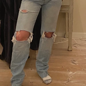 Zara jeans  - Dessa väldigt populära zara jeans, högmidjade, riktigt sköna och fina. 