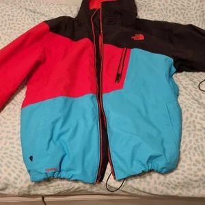 North Face Cryptic Jacka - Väldigt bra skick, aldrig använd! Köpt för länge sen, men den var för stor. Storlek XL. Säljer den för 600 kronor. Pris kan diskuteras.