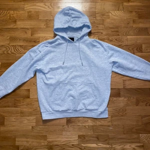 Grå hoodie  - Grå hoodie 
