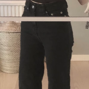 Svarta wide leg jeans från lager 157 - Ett par snygga svarta wide leg jeans från lager 157. Storlek XS. Häftig detalj då de ser lite avklippta längst ner på byxbenen. Sitter superbra, är lite för små för mig så säljer dem här på plick. 3 för 2!🤎
