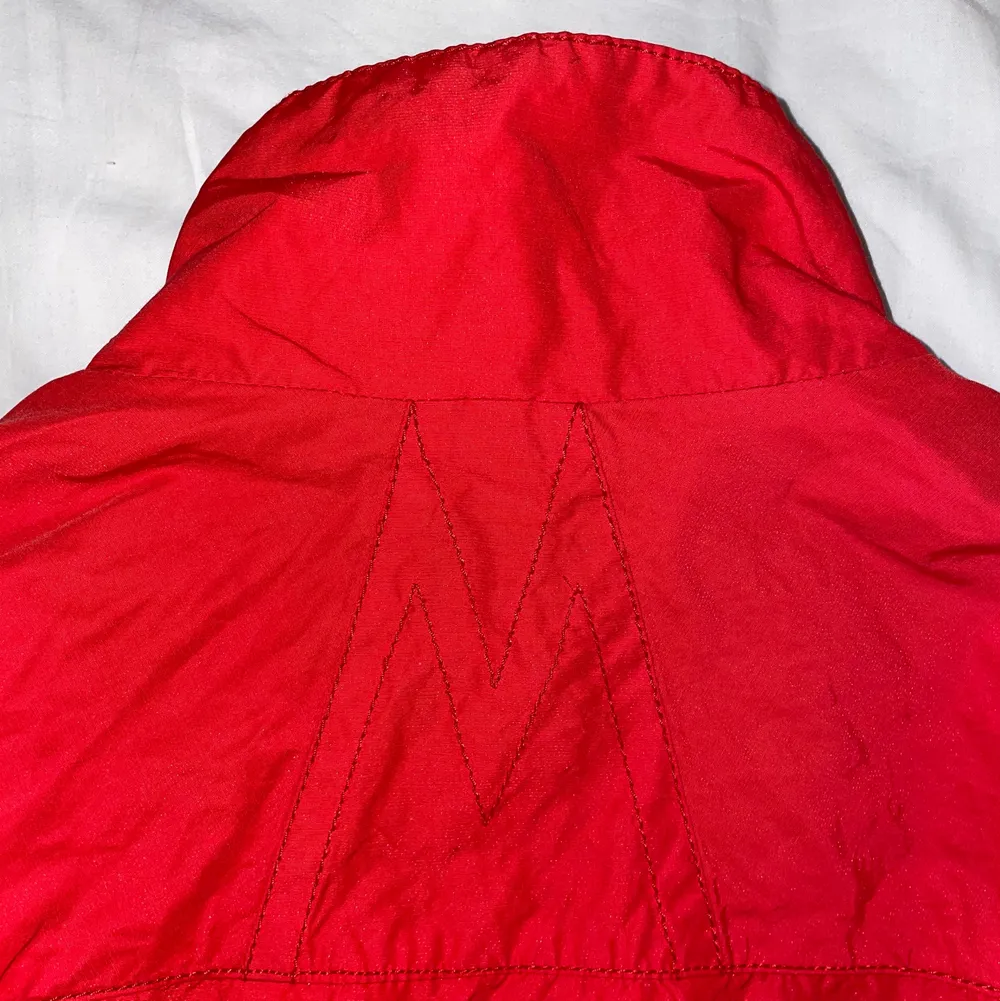Röd moncler vindjacka, storlek 5 tycker den passar som en L-XL. Jackor.
