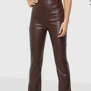 Skinnbyxor - (Lånade bilder) Bruna skit snygga skinnbyxor med slits från Alice Stenlöfs märke. Köpta här på plick men har tyvärr inte kommit till använing