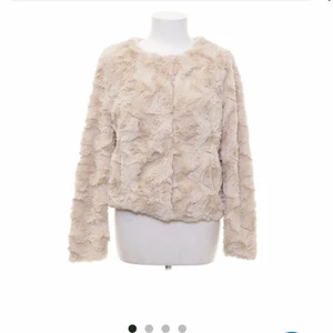 Veromoda pälsjacka - Jättefin jacka använd en gång sedan dess har den bara hängt i garderoben. Köpte för 450, Inga tecken på användning. Priset kan diskuteras.