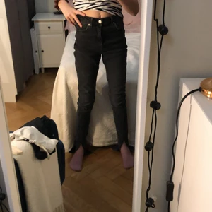 Jeans  - Dessa jeans säljer jag för 120kr skulle säga att dom är ny skick! Knappast använda och nya kostar 359 tror jag💗kan mötas upp! Säljer för att dom är lite stora för mig 