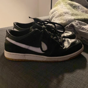 Nike sb dunk low white gum - Hej säljer minna dunks skulle söga condition 8/10. Riktigt fina skor som är använda men inte är förstörda. Enda som är dåligt med skorna är att boxen ej finns då den jag köpte från sickade skorna utan att lägga boxen i en låda så den blev förstörd. 