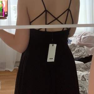 Helt oanvänd svart klänning från bikbok. Jätte fin öppen rygg och perfekt längd, bara att fråga om fler bilder. 150+frakt🥰