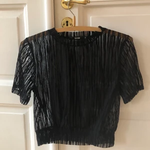 FESTTOPP ✨ - Supersnygg genomskinlig svart topp med mönster. Tyvärr har en tråd lossnat i halsen, men går att sy igen enkelt! Se sista bilden. 