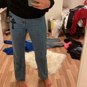 jeans med kors - används inte längre. Har gjort korsen hemma själv men textil färg så det ska nog inte gå bort i tvätten💕