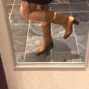 Säljer ett par skitcoola Cowboy boots. Kommer ej till så mycket användbar. Björn Borg, nypris 1350 kr. Köparen står för frakt 🤎🤎