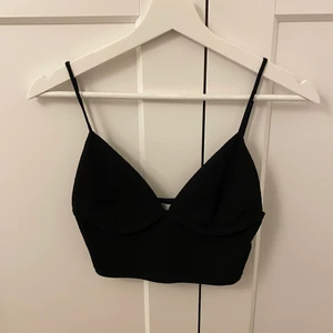 Ribbat linne - Svart ribbad linne från Zara i storlek S. I fint skick. Samfraktar ☺️