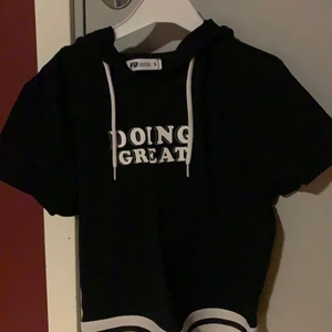 T-shirt - En jätte fin t-shirt som är en magtröja. Storlek S men tycker att den passar mer som en Xs eftersom att den är tajt och kort modell. 