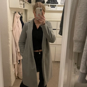 Kappa från zara - Superfin grå kappa från zara i storlek S. Köparen står för frakt 💓
