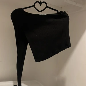 enarm topp - topp från NAKD, säljer för den inte kommer till användning. kan inte lämna tillbaka för jag drog bort lappen 😩 storlek S 100kr 💋