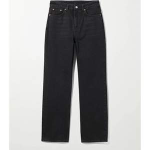 Snygga jeans från weekday i modellen Voyage.Varit svarta men nu mer stentvättade gråa, dock fortfarande snyggt. Skriv gärna om du har frågor om byxorna 💓💓