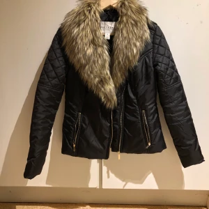 Jacka m avtagbar päls.  - Jacka med avtagbar päls fr Nelly. Aldrig använd. Storlek small. 