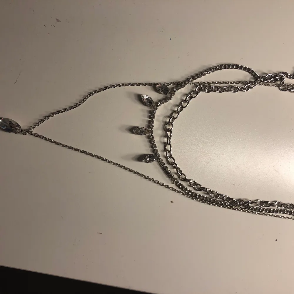 Helt oanvänt silver halsband i toppskick! Silvriga stenar som hänger svin snyggt. Från bijoux! Kontakta mig för mer information! Säljer för 150 ink frakt . Accessoarer.