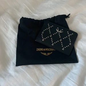 Zadig plånbok - Intressekoll på min älskade ÄKTA Zadig plånbok 🌟🤍 nästan nyskick, man får med dustbag ⚡️ inte helt säker om ja vill sälja. Kom med bud!!! TAR ÄVEN BYTEN!! Högsta bud: 750