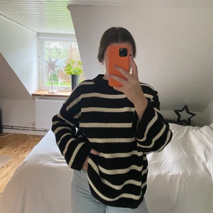 Randig stickad tröja - Randig snygg o skön grov stickad tröja från HM! Storlek M 🤍 endast använd en gång