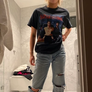 Snygg tisha - Säljer min boys n the hood t-shirt då den inte kommer till användning. Köptes på urbanoutfitters för 500 å har iprincip alldrig använts, är alltså i mycket fint skick. Storlek S men sitter snyggt oversize på min vän som normalt sätt bär S. 