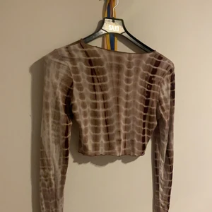 SHEIN/ Bershka  - Tröja 1 : 50 kr st M Tröja 2:  180 st M  Tröja 3: 70 kr st M allt samlagt blir 366 men man behöver inte köpa alla av dem 