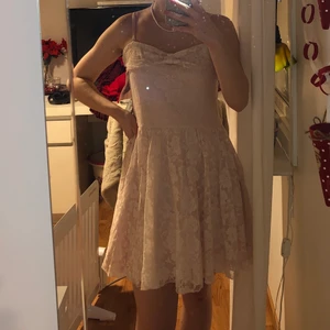 Klänning - Supersöt ljusrosa klänning med rosor. Ska vara i storlek XL men skulle mer säga M💞