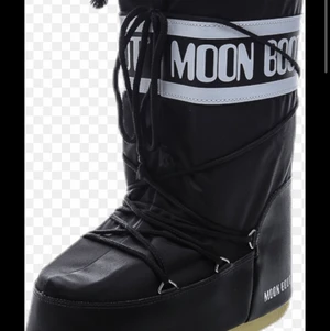 Moonboots - Söker!!!!!Om det är någon som har ett par svart höga Moonboots så var snäll och kontakta mig,sl 38-40. 500-800kr helst 