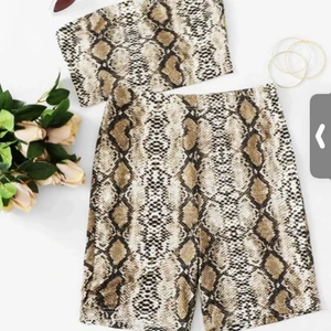 Två del - Hej! Tänkte sälja lite plagg. Som ni ser på bilden så tänkte jag sälja dom här två. Beställde från SHEIN och har aldrig använt de och de kommer inte komma till användning så jag tänkte att jag ska sälja. Jag beställde i storlek L men passar som M 