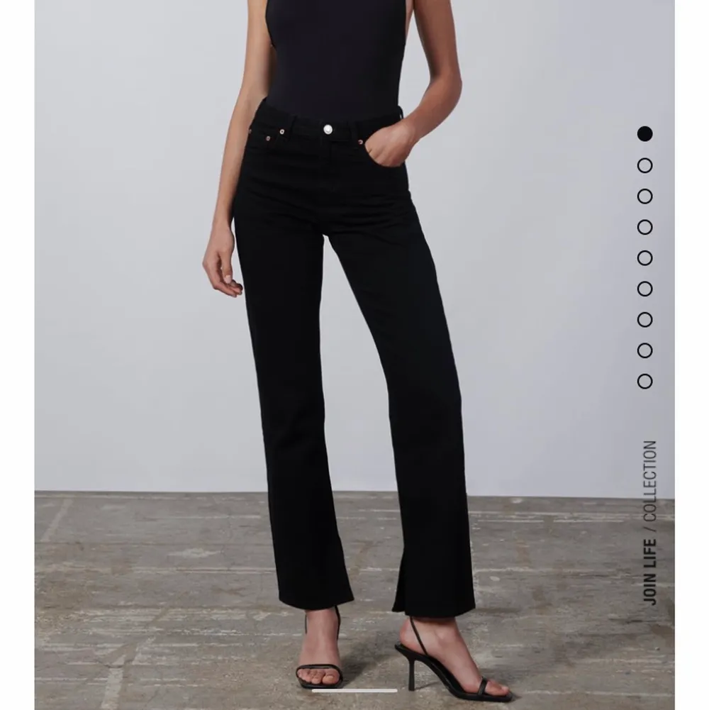 Säljer dessa snygga svarta jeans från Zara med slit, I NYTT SKICK!!! Kontakta vid intresse💙 angiven frakt är ej riktigt . Jeans & Byxor.
