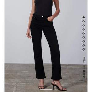 Säljer dessa snygga svarta jeans från Zara med slit, I NYTT SKICK!!! Kontakta vid intresse💙 angiven frakt är ej riktigt 