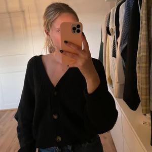 Monki stickad tröja  - Stickad tröja med knappar från monki. Som ny. 