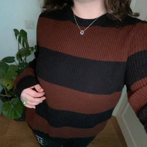 Trendig striped stickad tröja - Trendig tjocktröja i strl L som är använd 5-7 gånger, köpt för ca 3 veckor sen och säljer den pga att den är för stor för mig, köpt i herravdelningen 