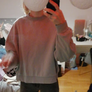 Sweatshirts  - Jag säljer dessa tre sweatshirts i färgen ljuslila, brun och grön. Man kan köpa var för sig, då kostar dem 100kr styck men priset kan diskuteras. Om man vill köpa alla tillsammans kostar de 350kr. Den gröna kommer från weekday och dem andra två kommer från ginatricot. Den lila är i storlrk L och dem andra i M men dem passar för dem som har storlek XS/S, jag ville ha dem lite oversized och köpte därför i dem storlek. Dem är i jättebra skick, säljer då jag aldrig använder dem. Skriv för fler bilder