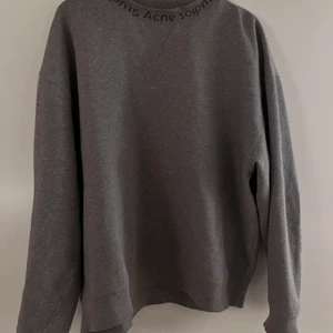 Acne studios sweatshirt crewneck - Säljer min acne sweatshirt för den inte kommer till användning längre. i bra skick