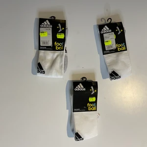 Strumpor från Adidas strl 34-36 - Helt oöppnade strumpor från Adidas! Passformen är av lite längre variant, alltså inte strumpor som bara går upp till hälen. 10kr/st :) har en hel garderob fylld av barnkläder vid intresse för fler plagg! Om köparen bor utanför sthlm och inte har möjlighet att mötas upp så står köparen för frakten. 